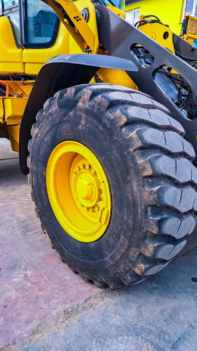 VOLVO L90H front loader