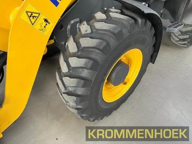 KOMATSU WA70M-8E0 front loader