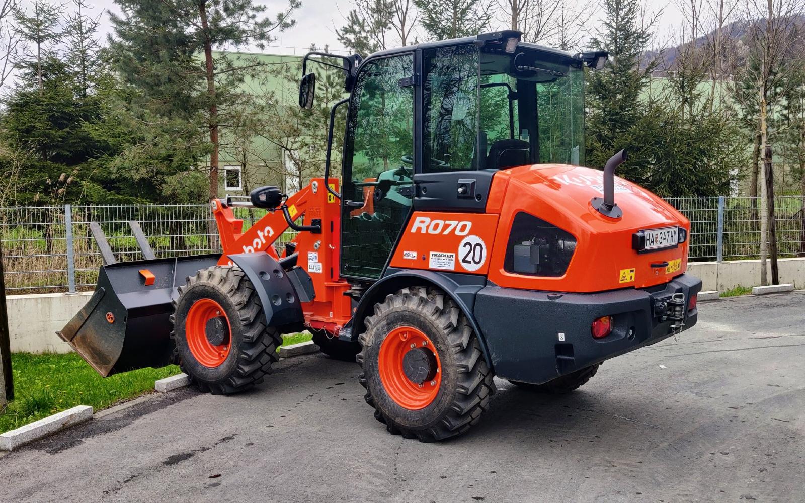 KUBOTA R070 front loader