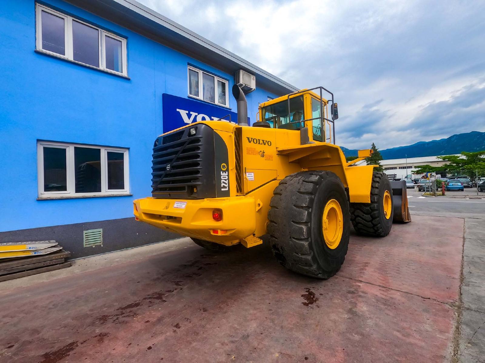 VOLVO L220 front loader