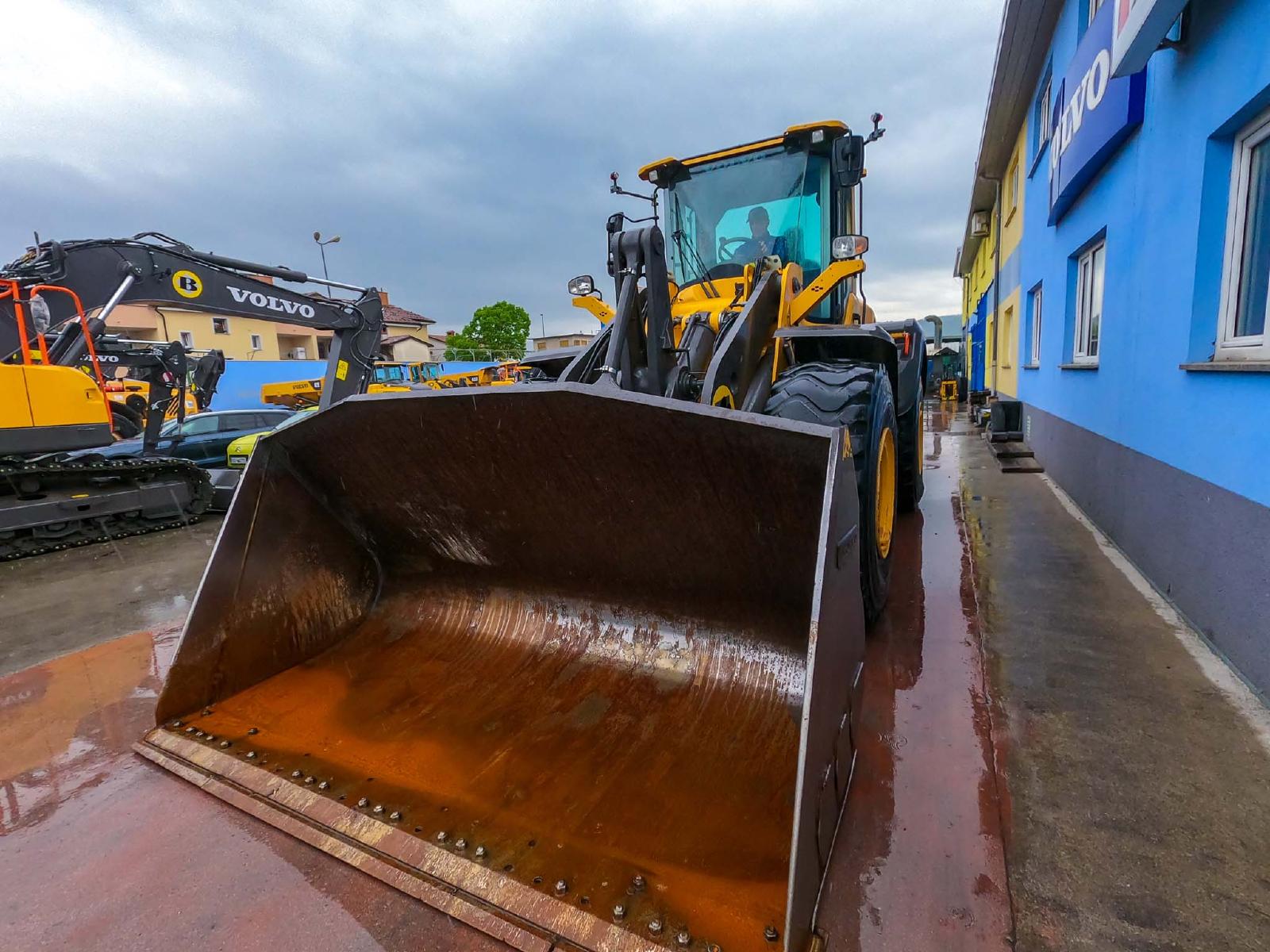 VOLVO L110H front loader