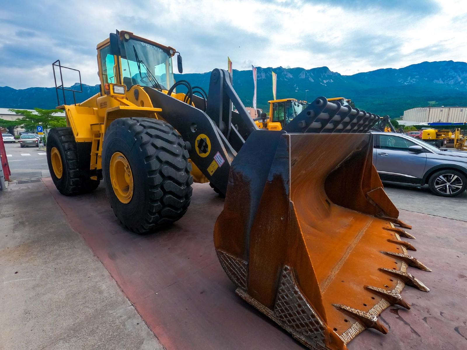 VOLVO L220 front loader