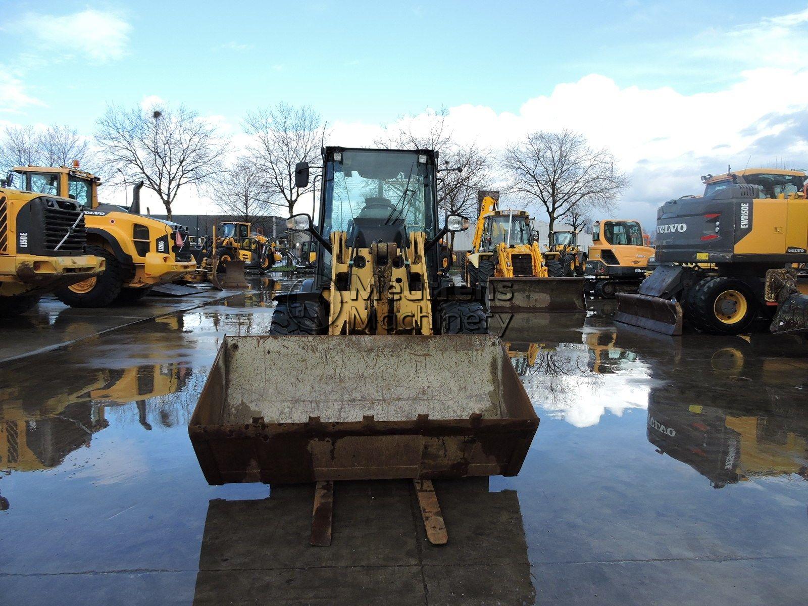 CATERPILLAR 907H front loader