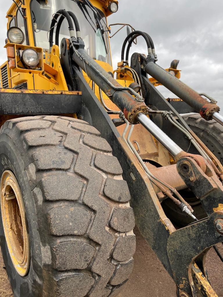 VOLVO L 120 front loader