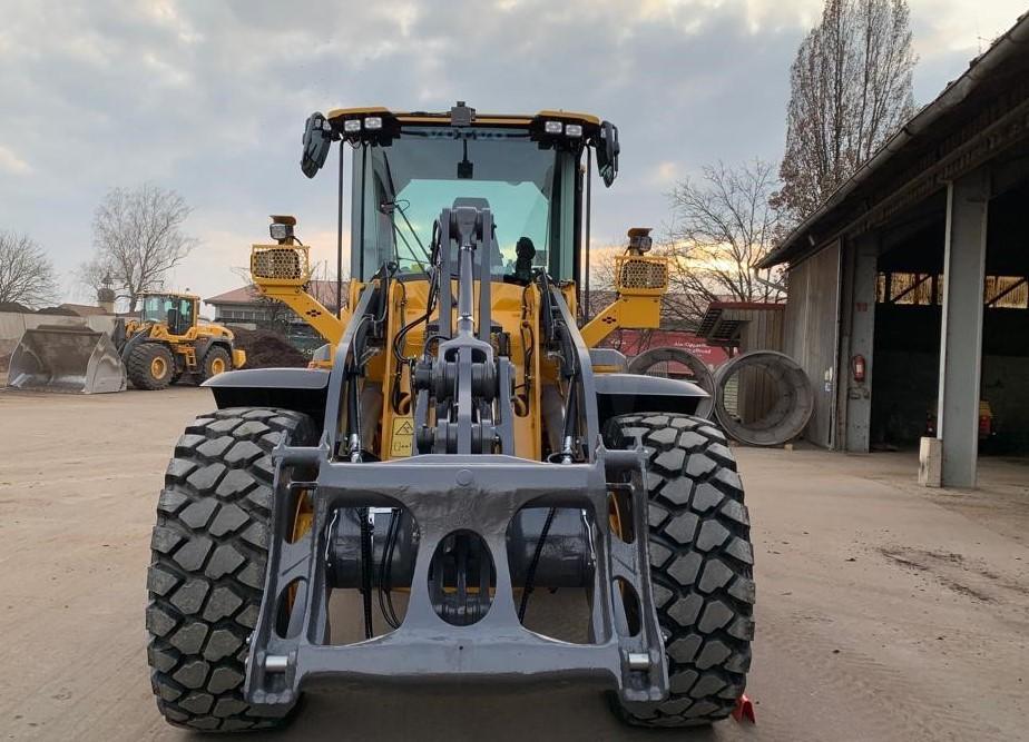 VOLVO L90H front loader