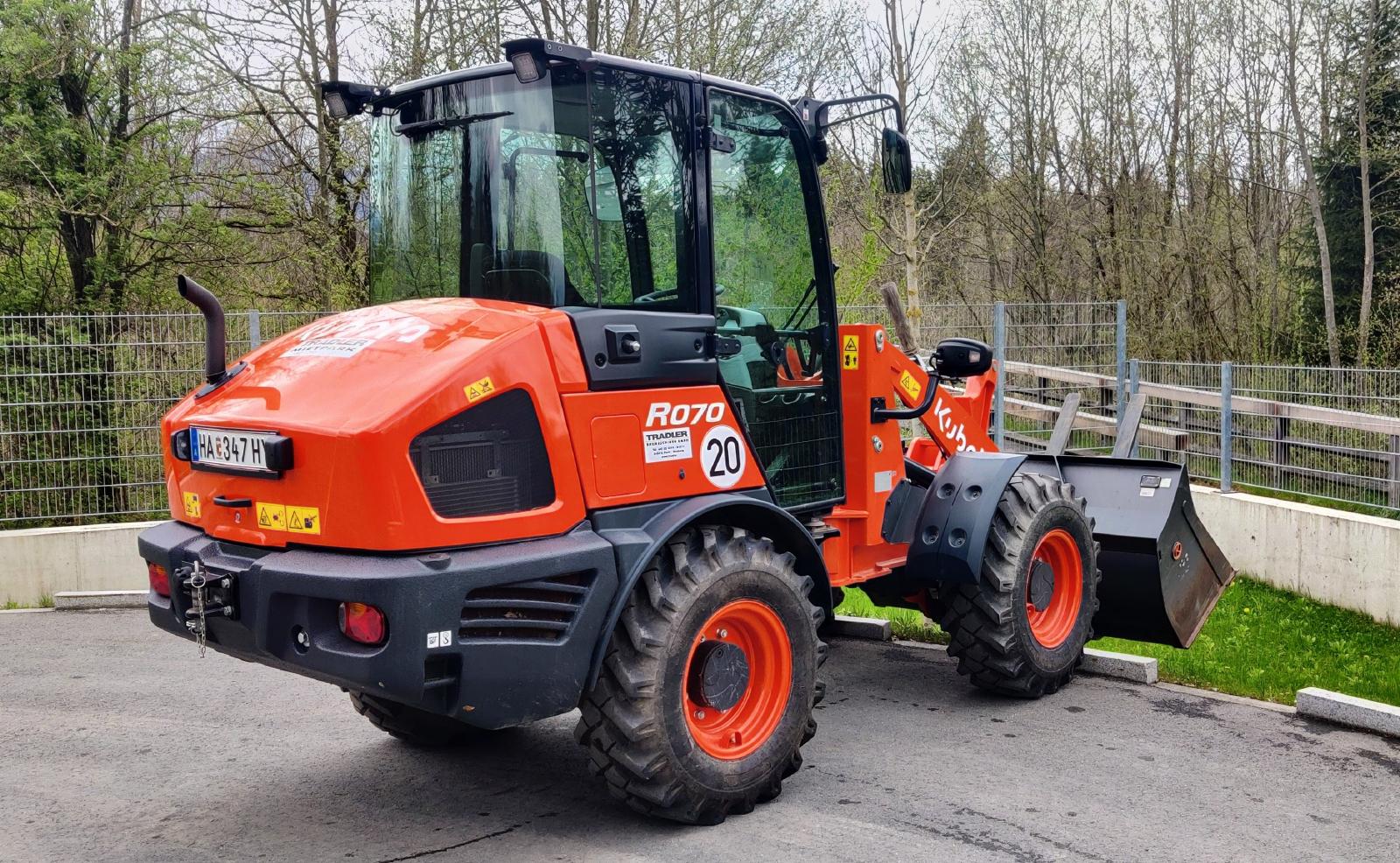 KUBOTA R070 front loader