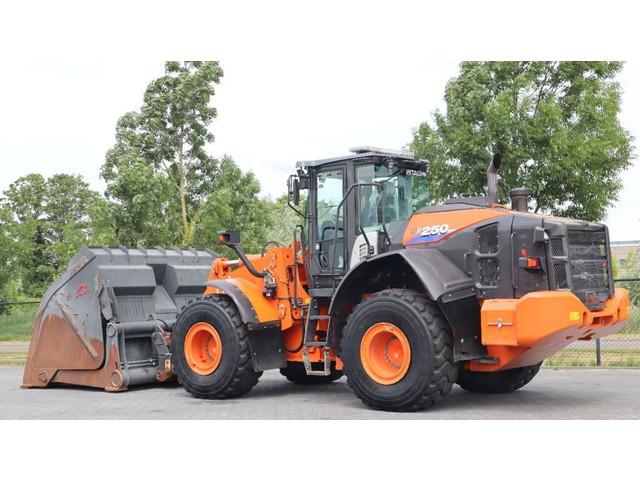 HITACHI ZW250-6 front loader