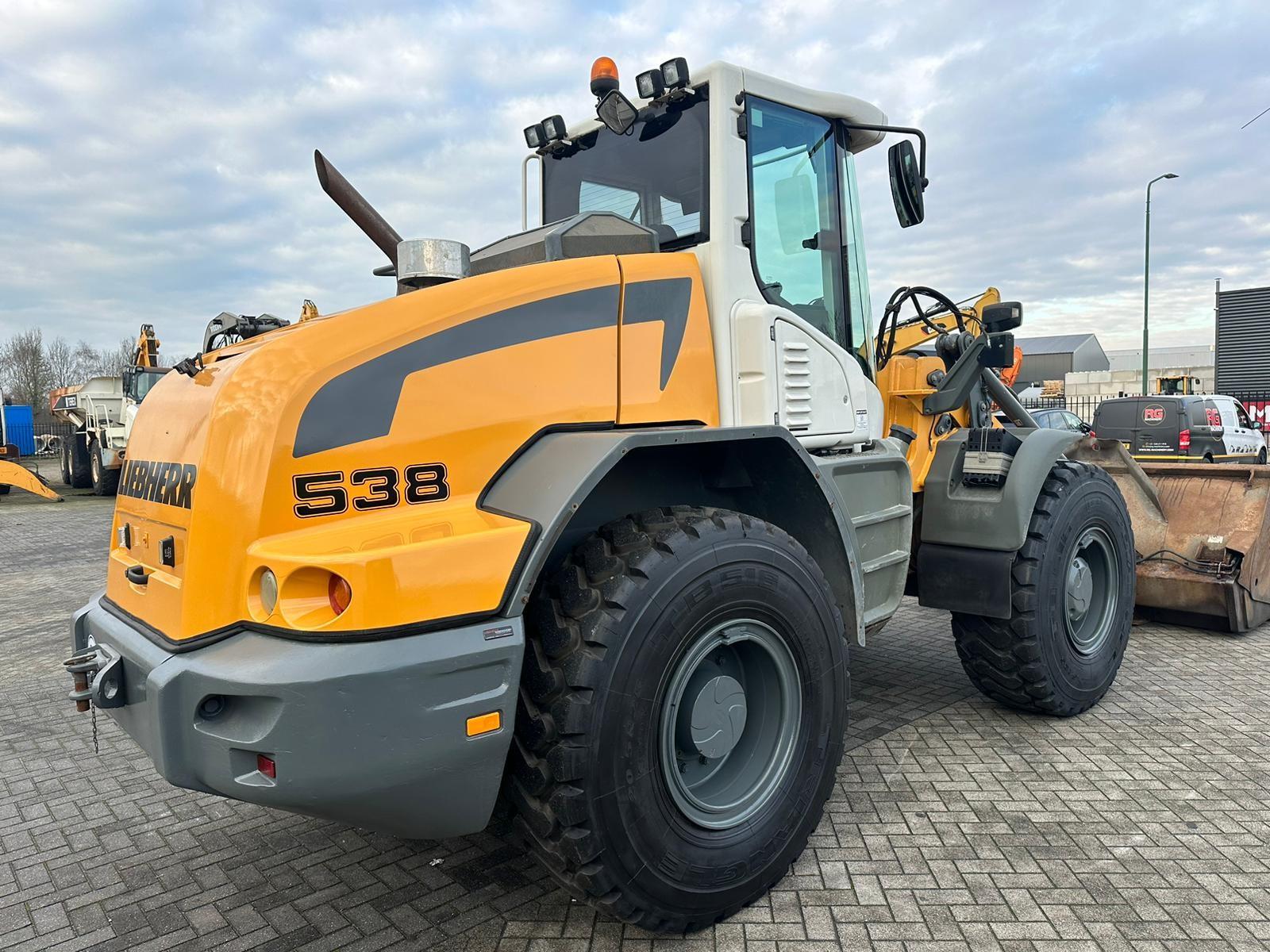 LIEBHERR L 538 front loader