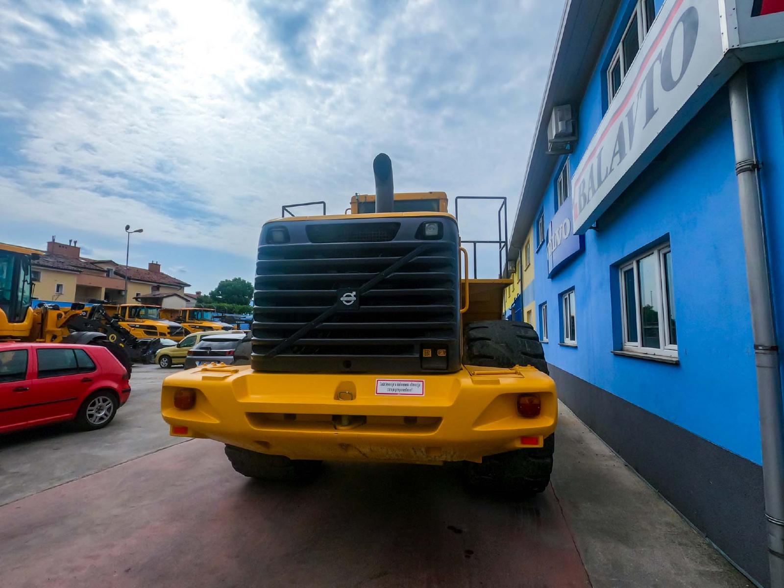 VOLVO L220 front loader