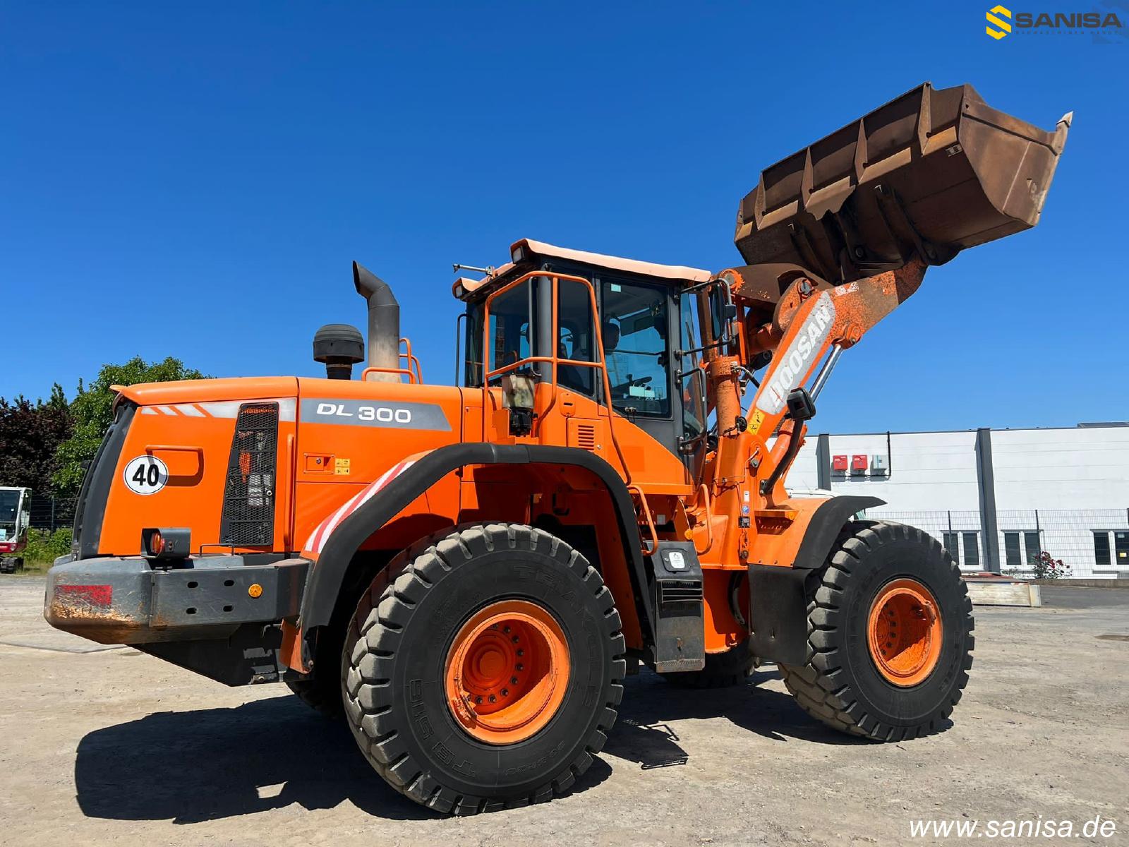 DOOSAN DL300-3 front loader