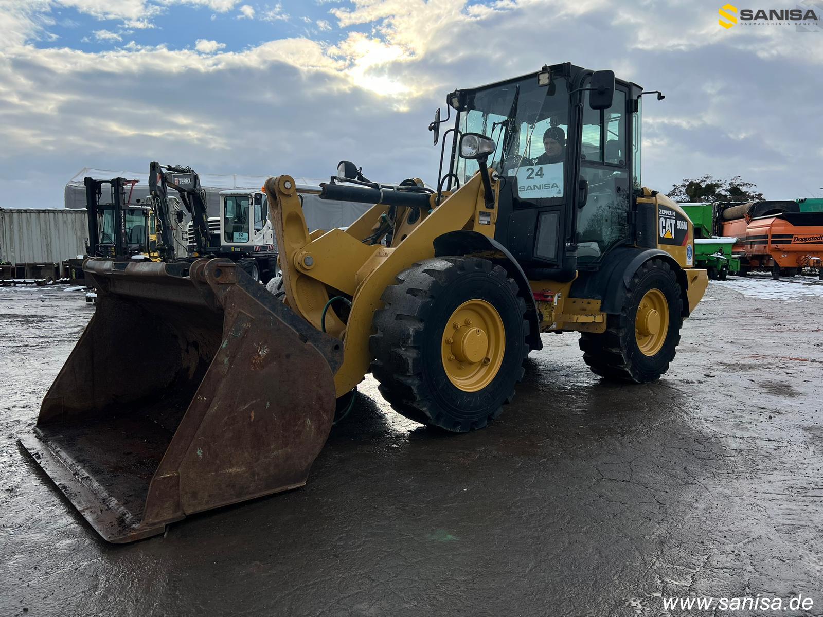 CATERPILLAR 906M front loader