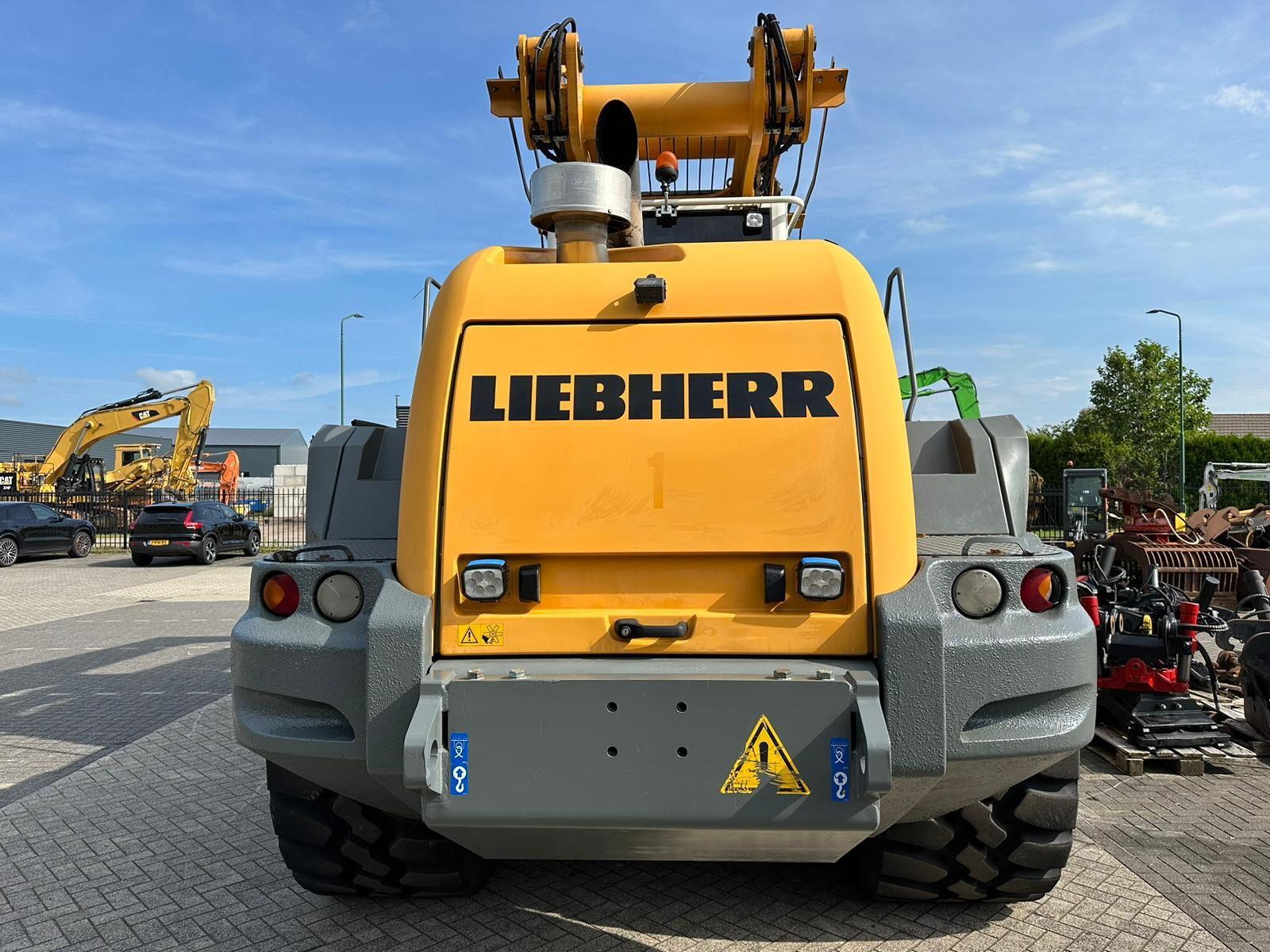 LIEBHERR L 580 front loader