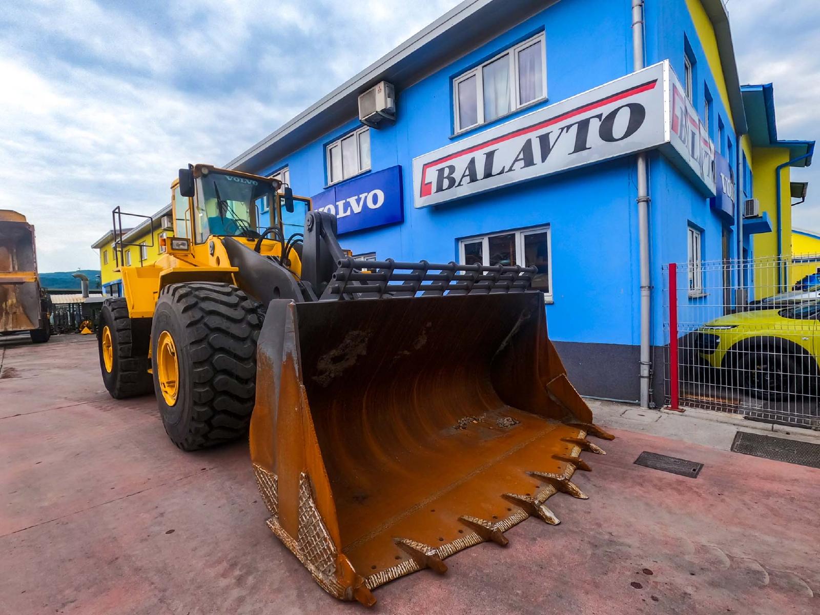 VOLVO L220 front loader