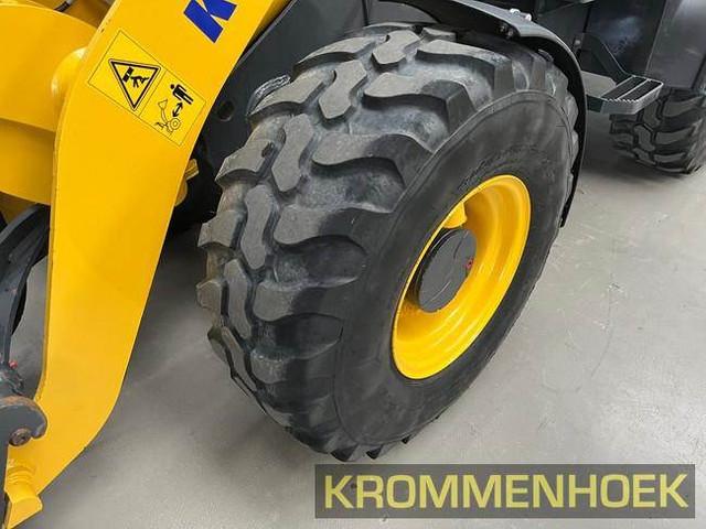 KOMATSU WA70M-8E0 front loader