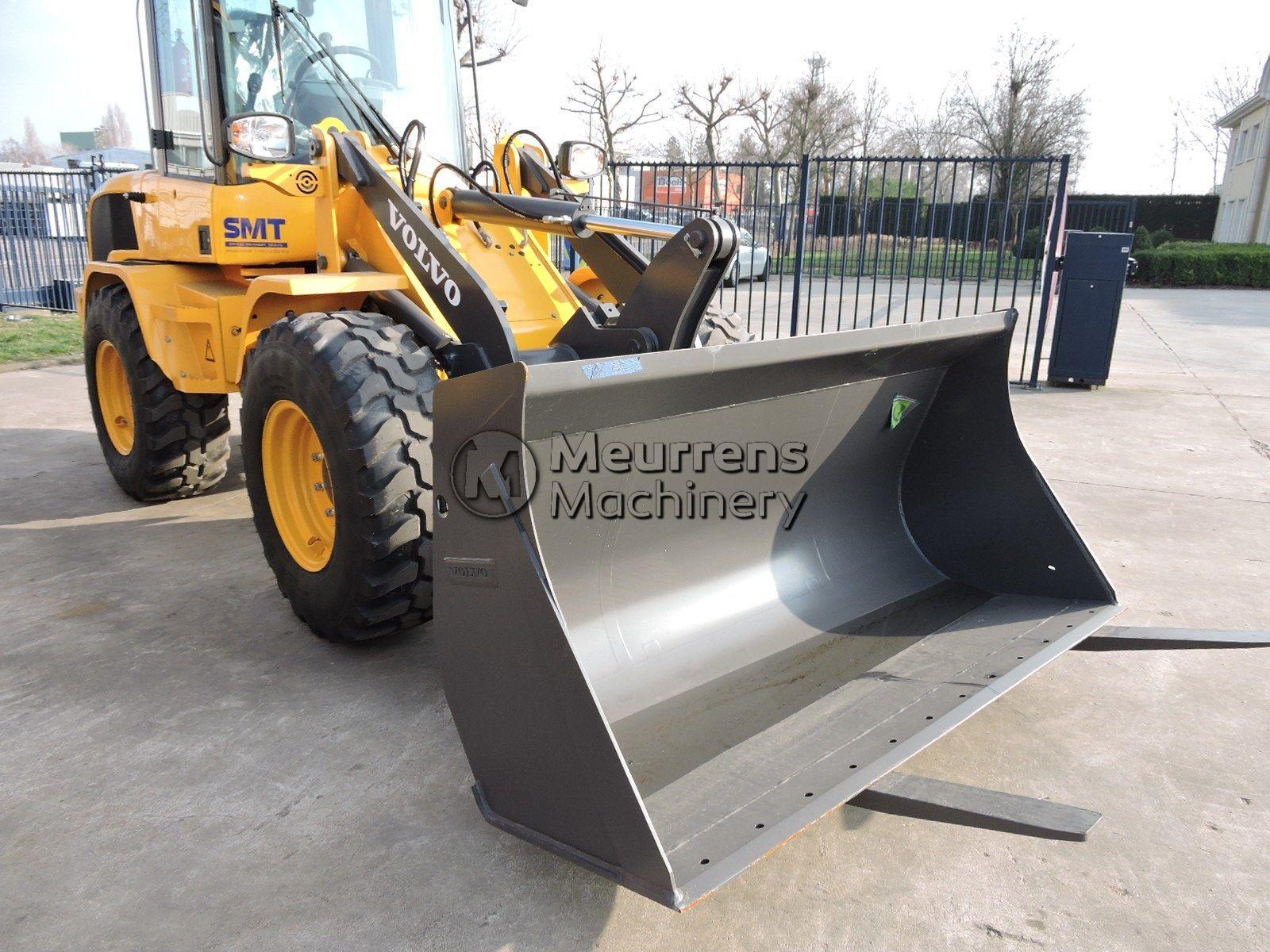 VOLVO L30G front loader