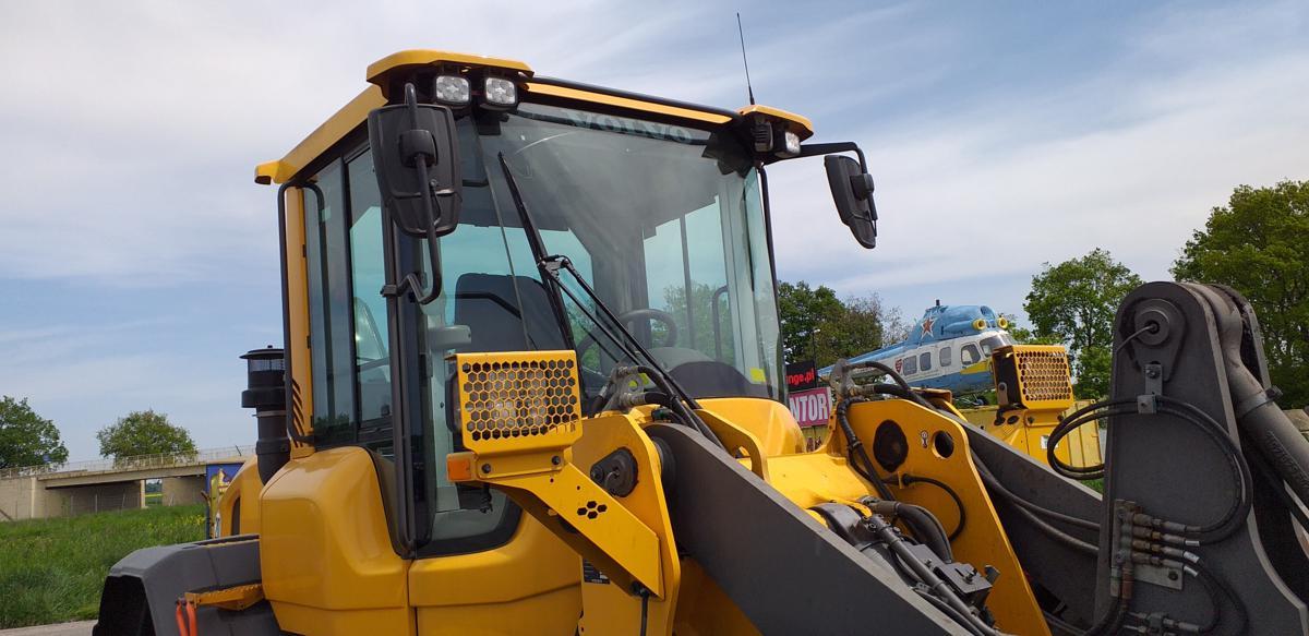 VOLVO L 90 front loader