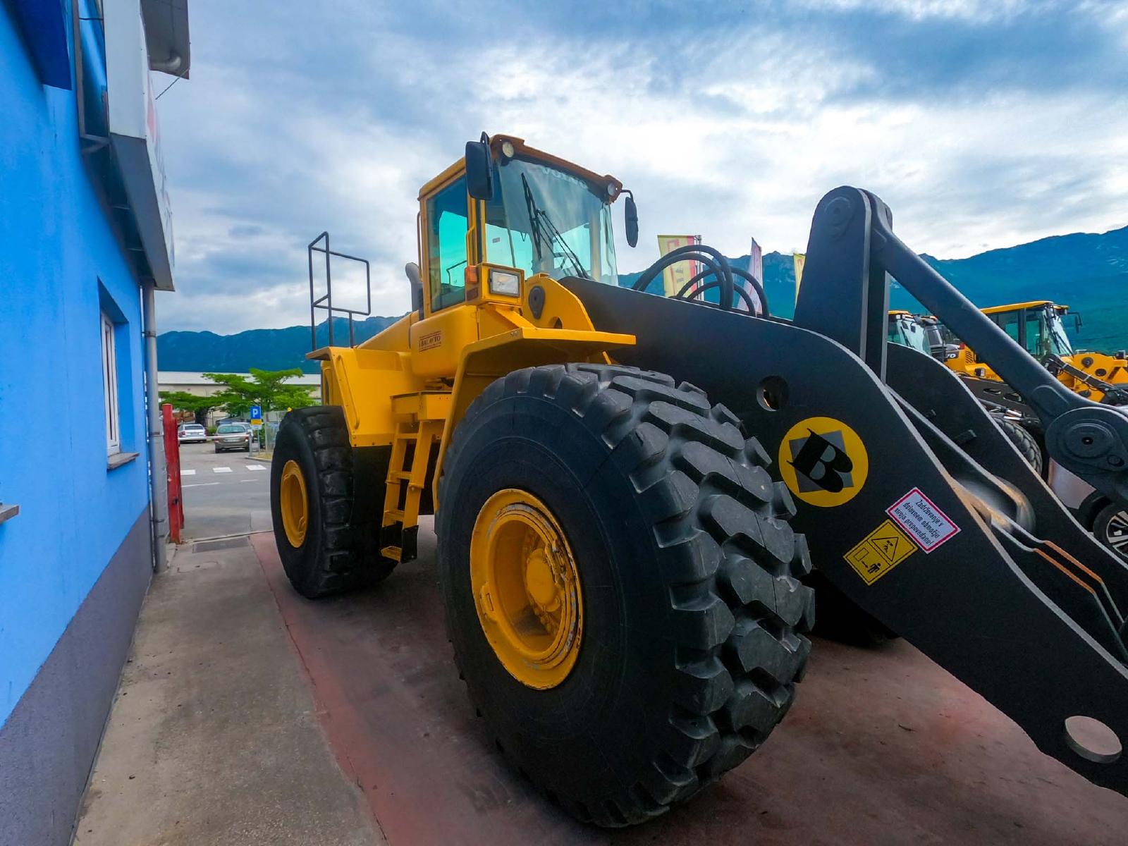 VOLVO L220 front loader