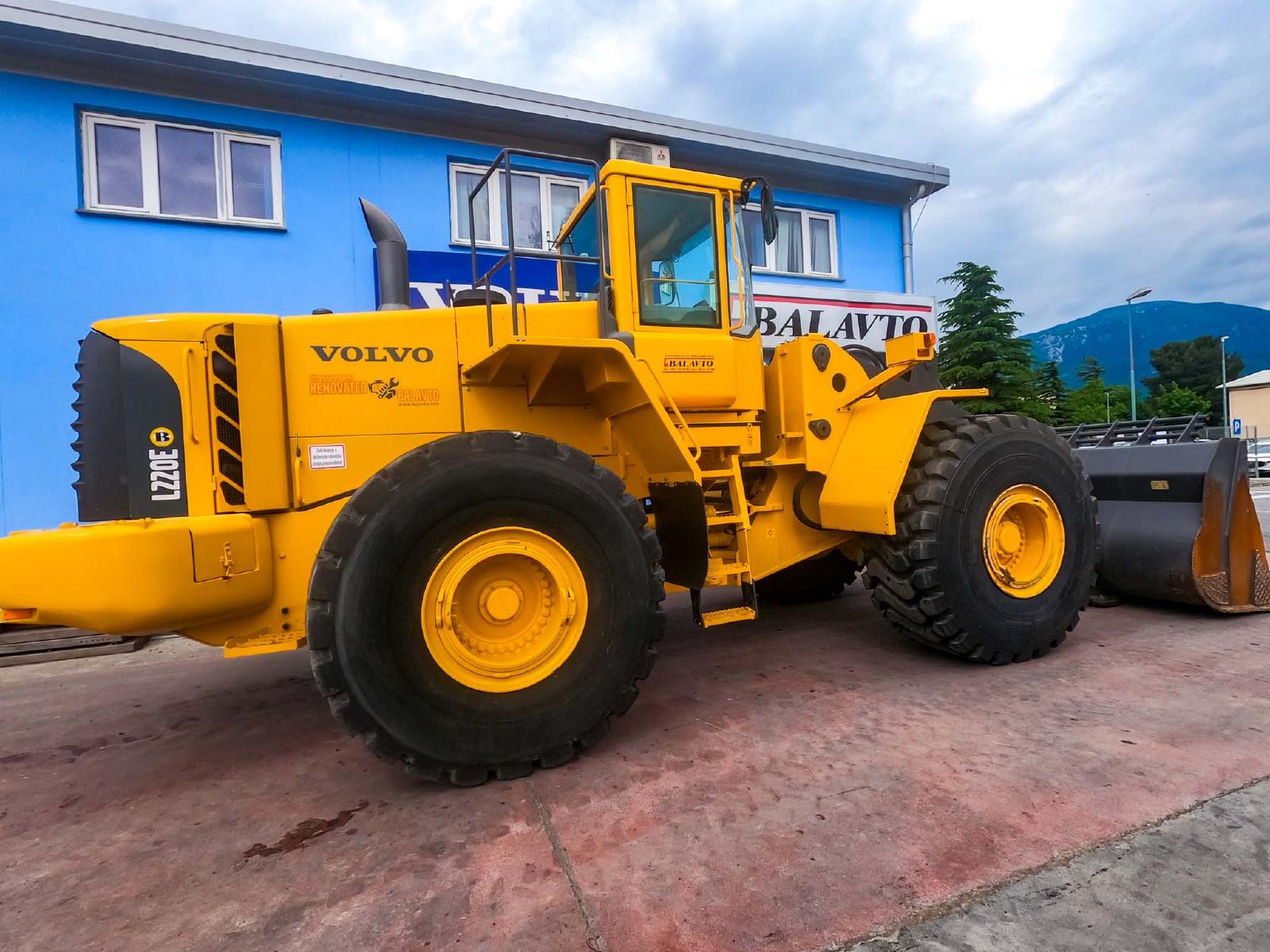 VOLVO L220 front loader