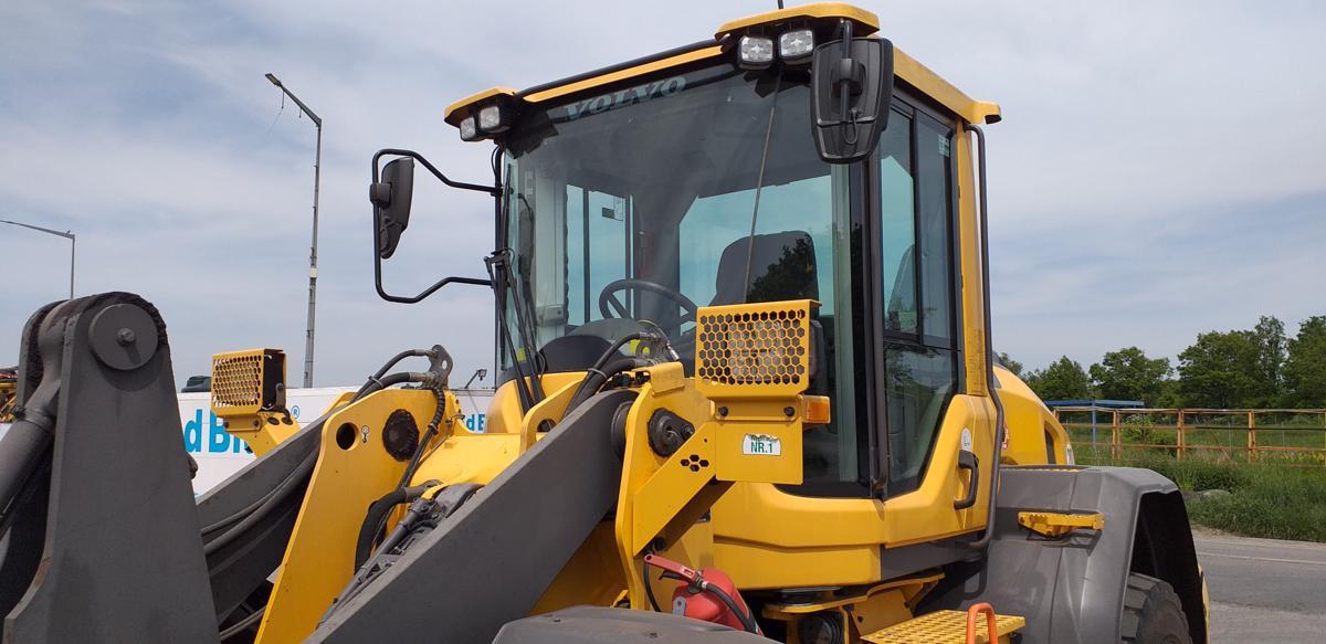 VOLVO L 90 front loader