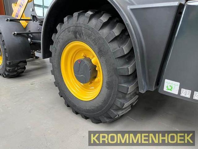 KOMATSU WA70M-8E0 front loader