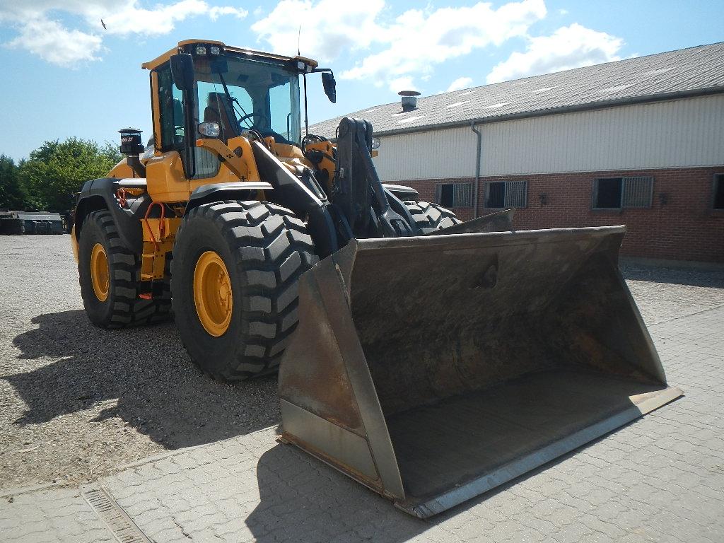 VOLVO L110H front loader