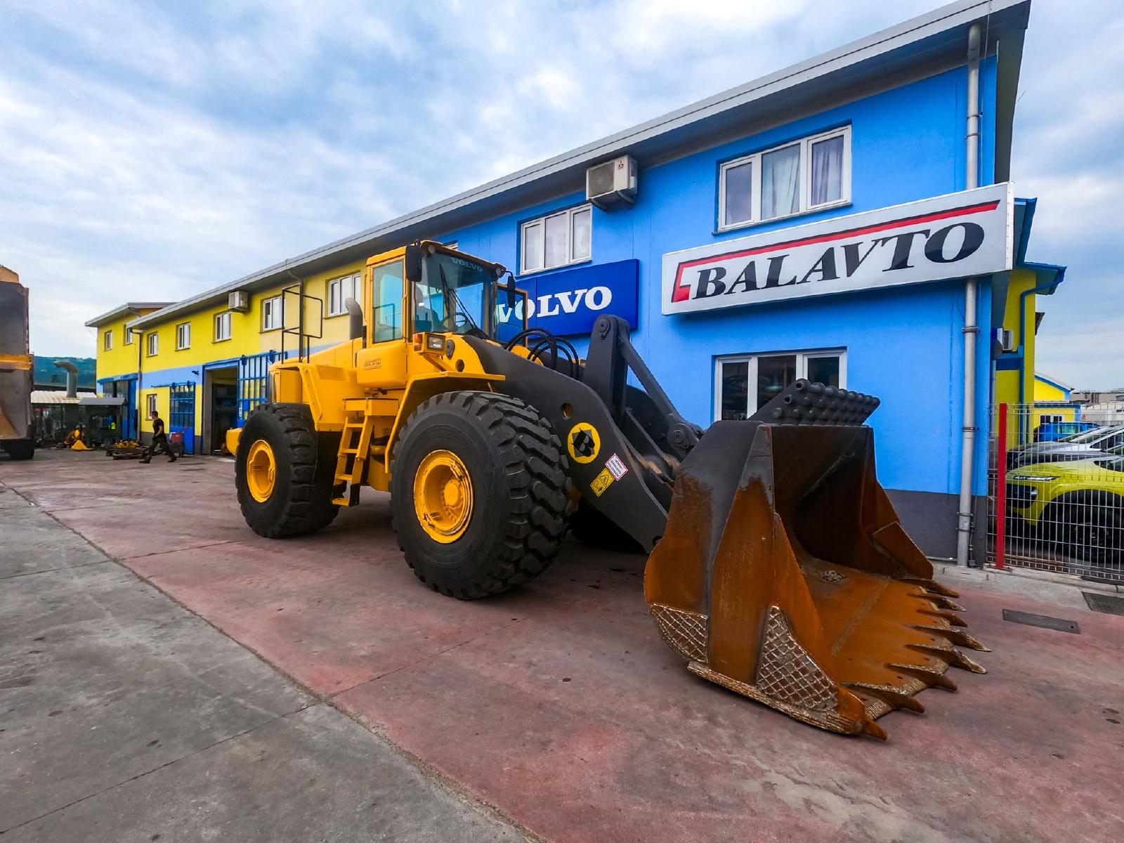 VOLVO L220 front loader