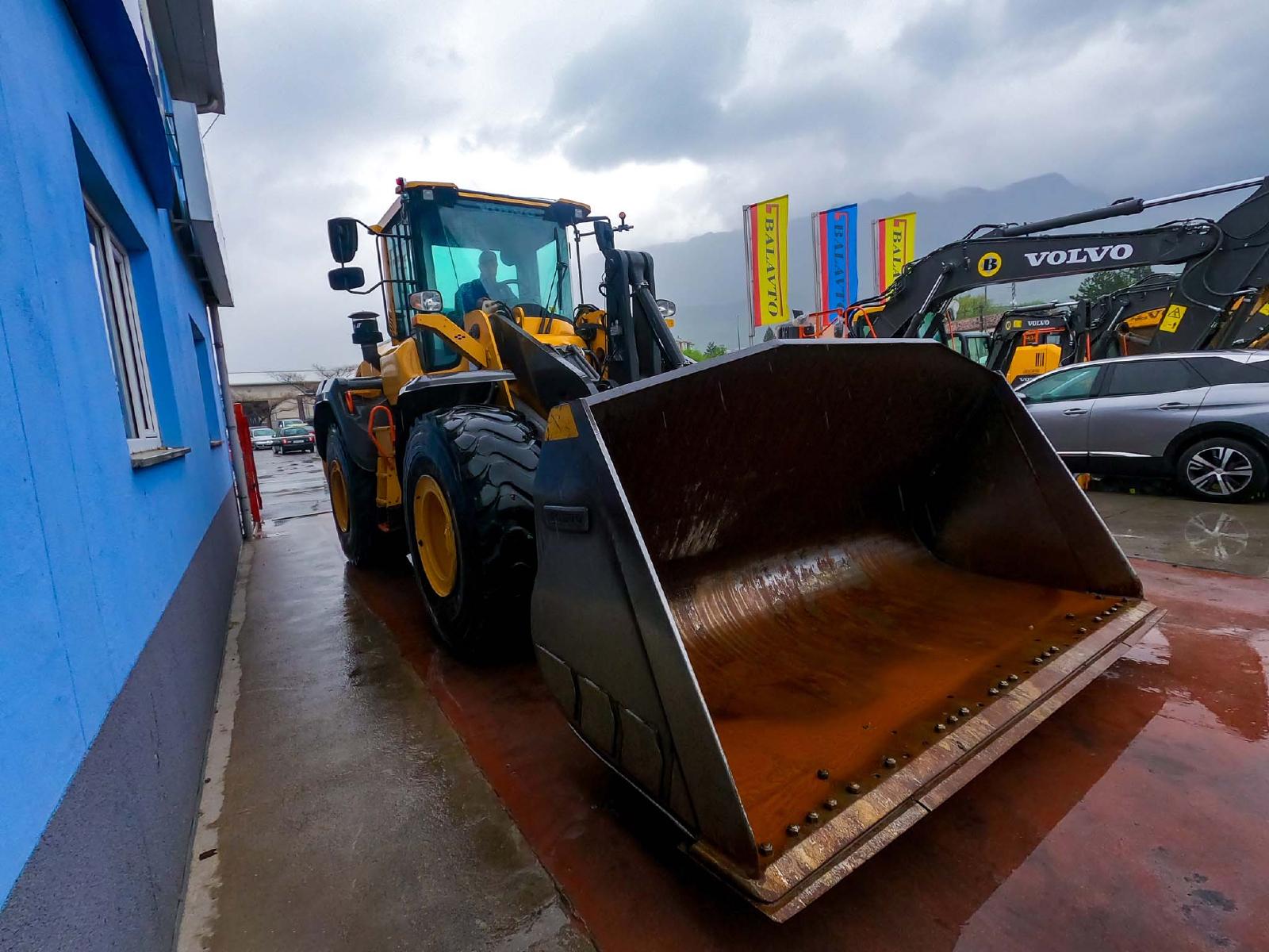 VOLVO L110H front loader