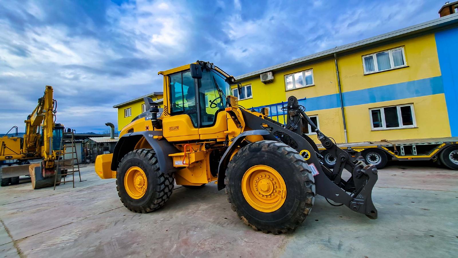 VOLVO L90H front loader