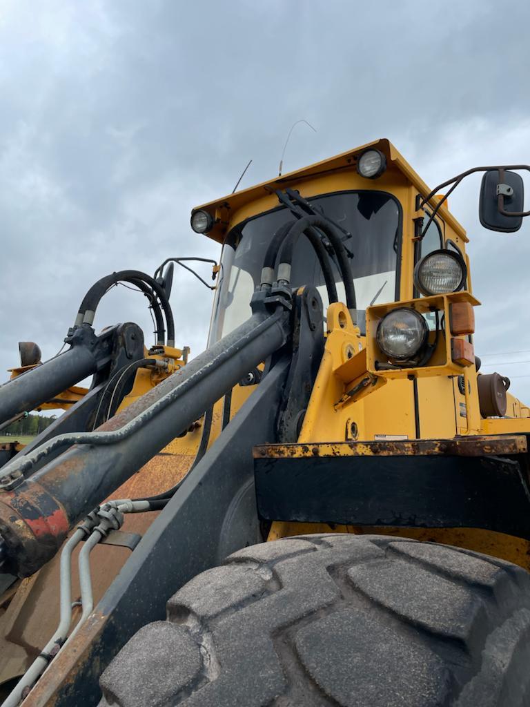 VOLVO L 120 front loader