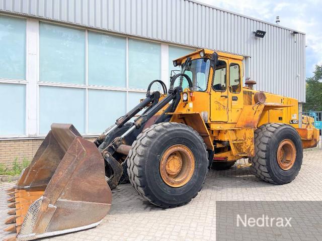 VOLVO L 120 front loader