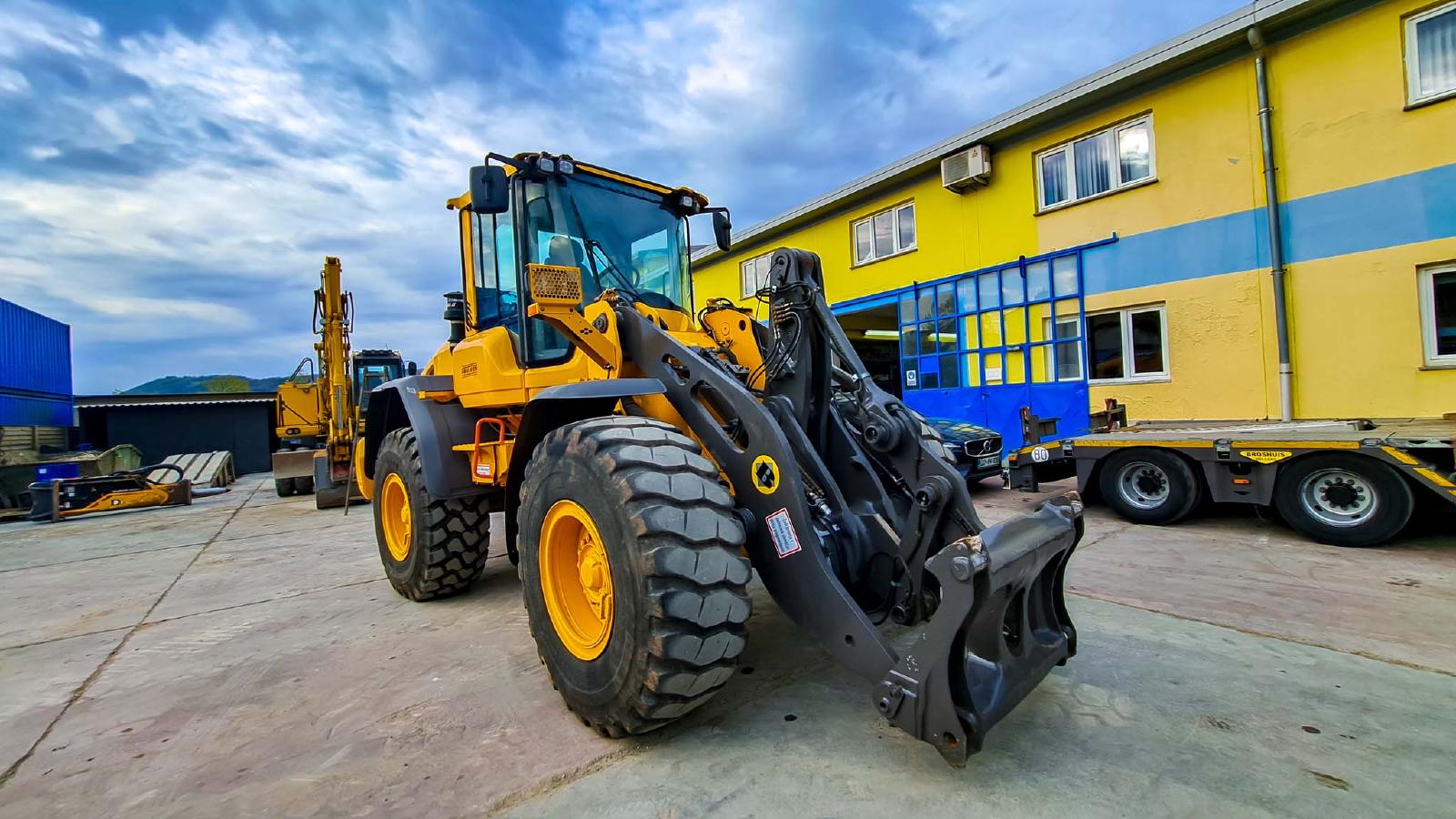 VOLVO L90H front loader