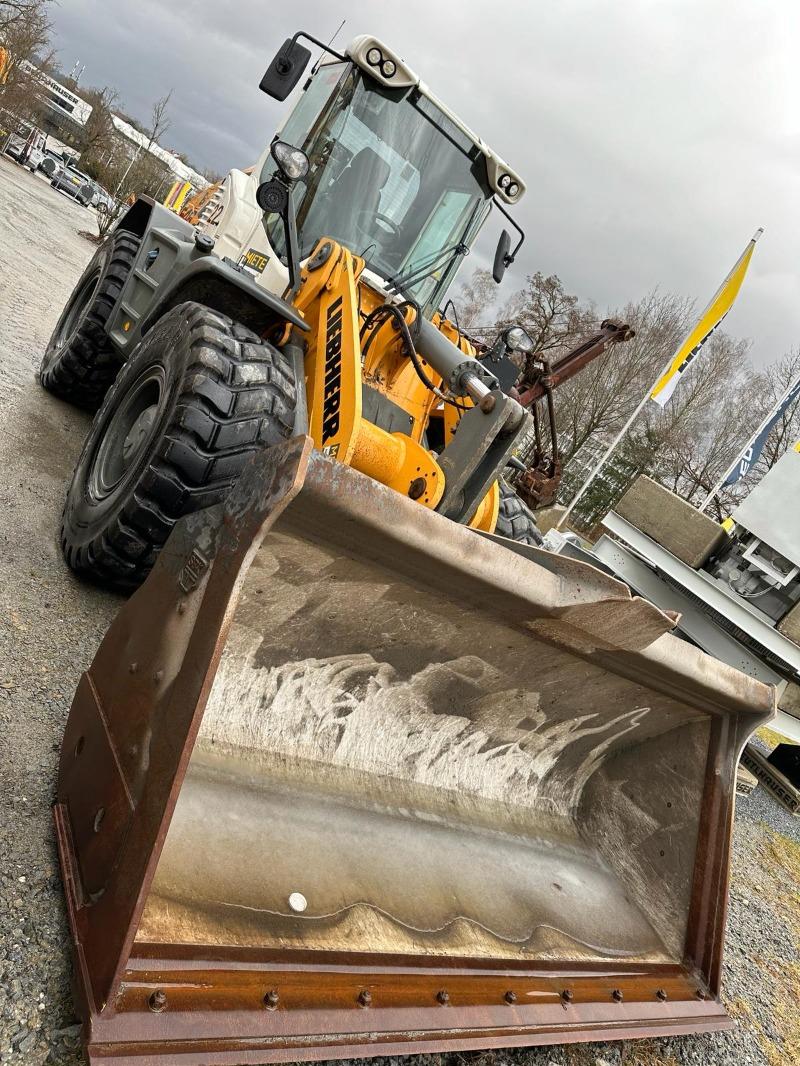 LIEBHERR L 546 front loader