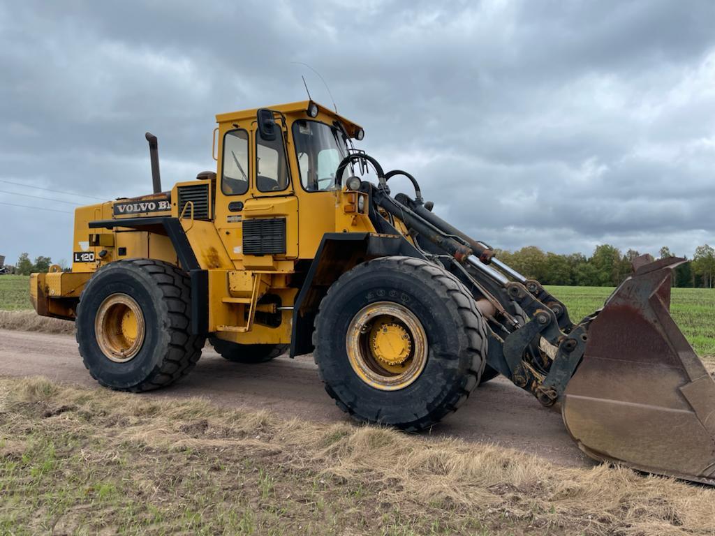 VOLVO L 120 front loader