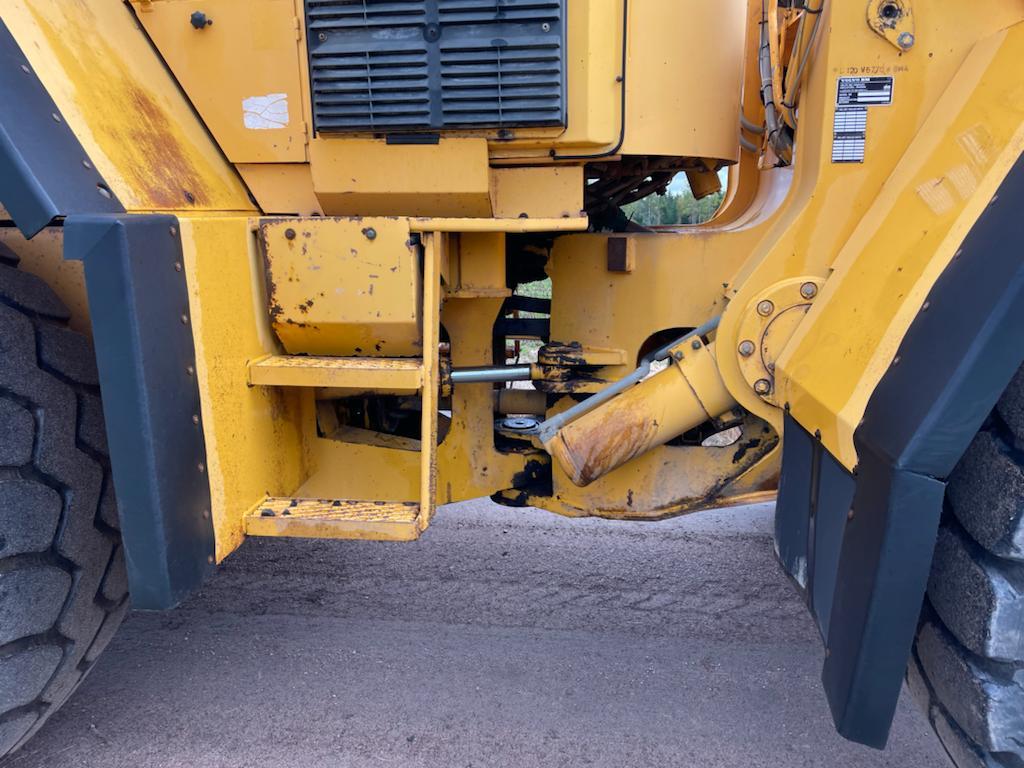 VOLVO L 120 front loader