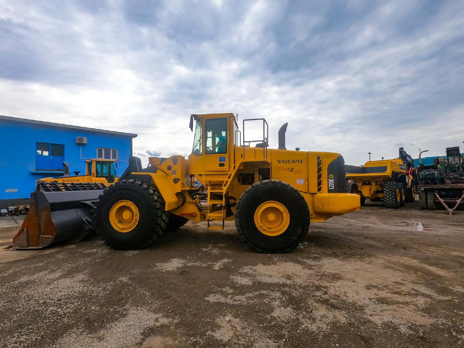 VOLVO L220 front loader