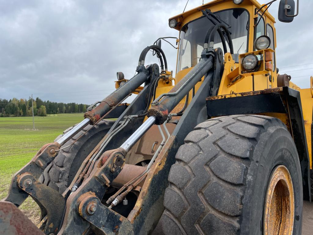 VOLVO L 120 front loader