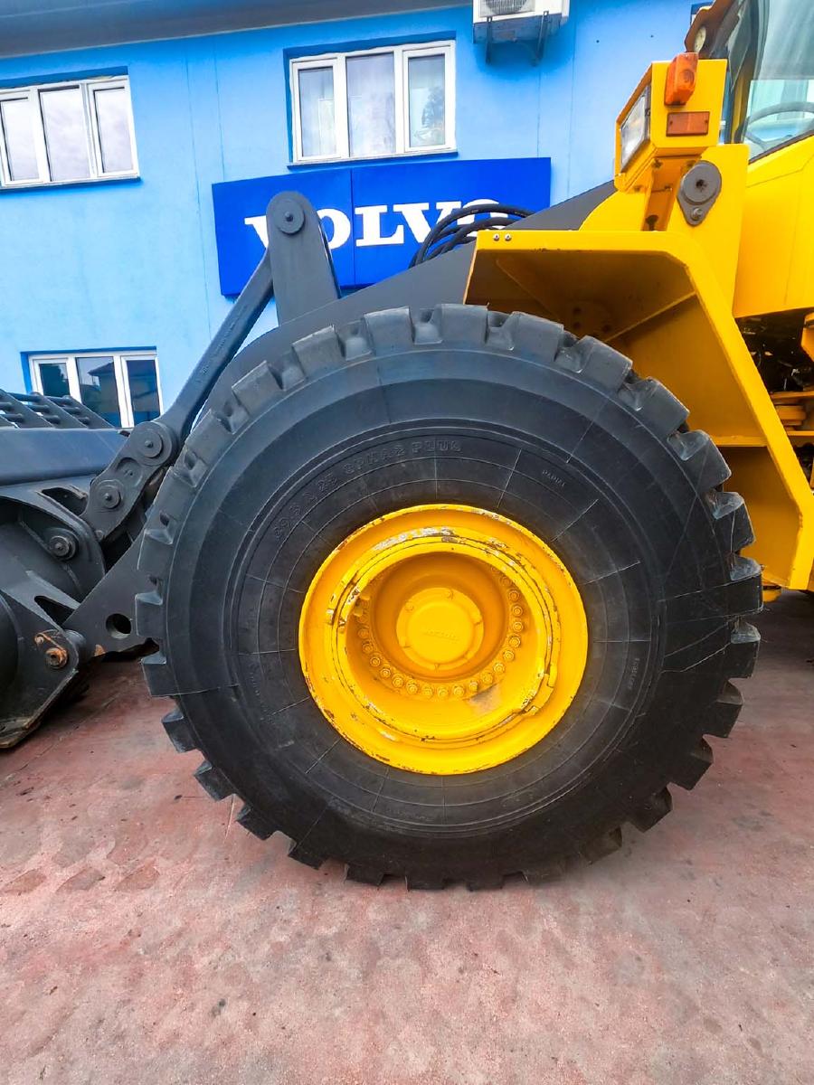 VOLVO L220 front loader