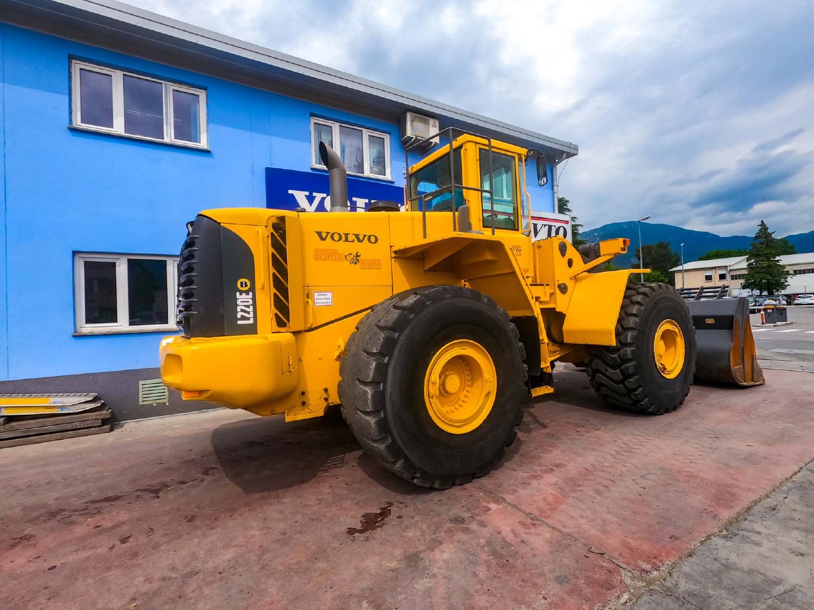 VOLVO L220 front loader