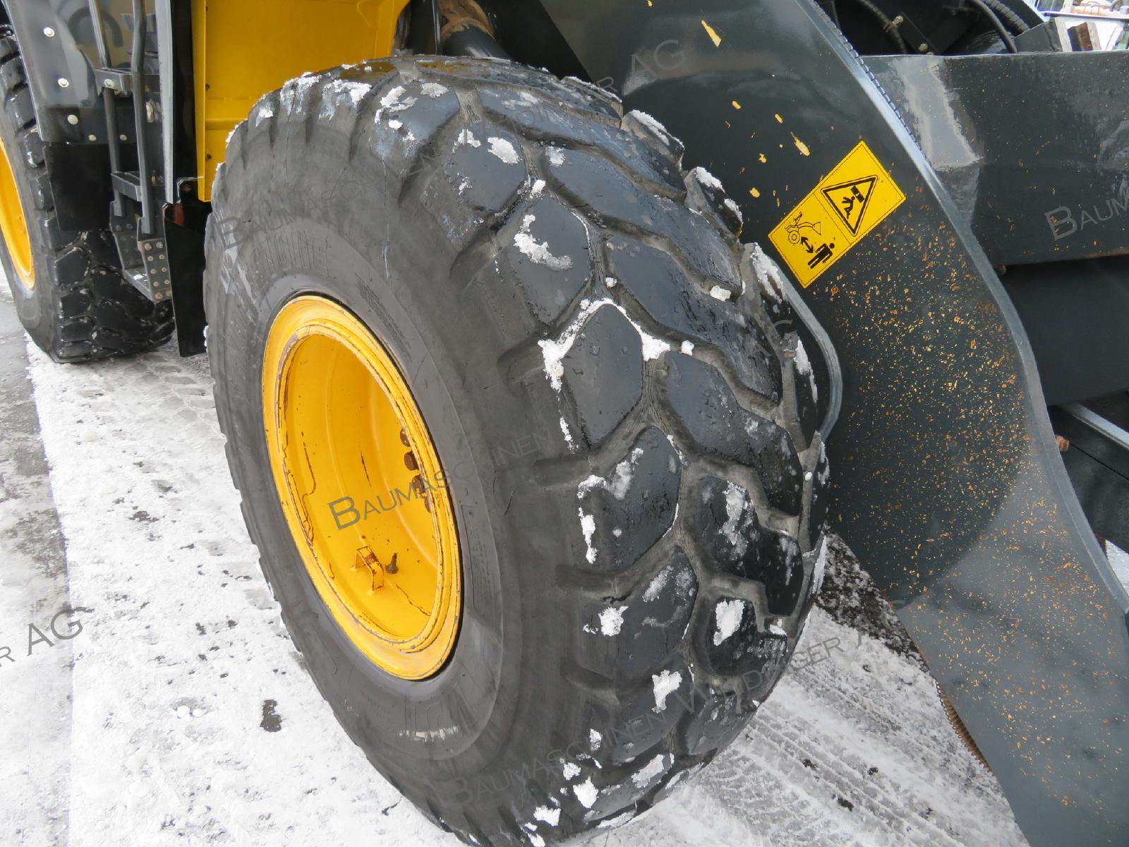 KOMATSU WA320PZ-6 front loader