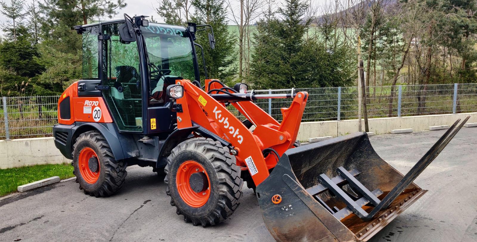 KUBOTA R070 front loader