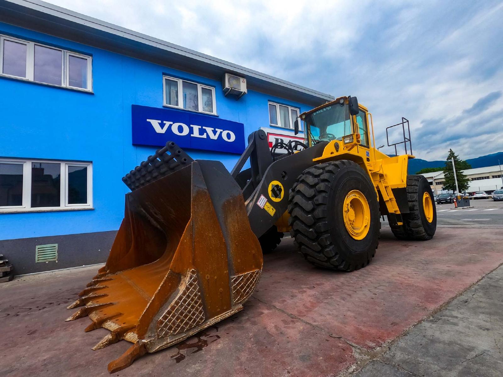 VOLVO L220 front loader