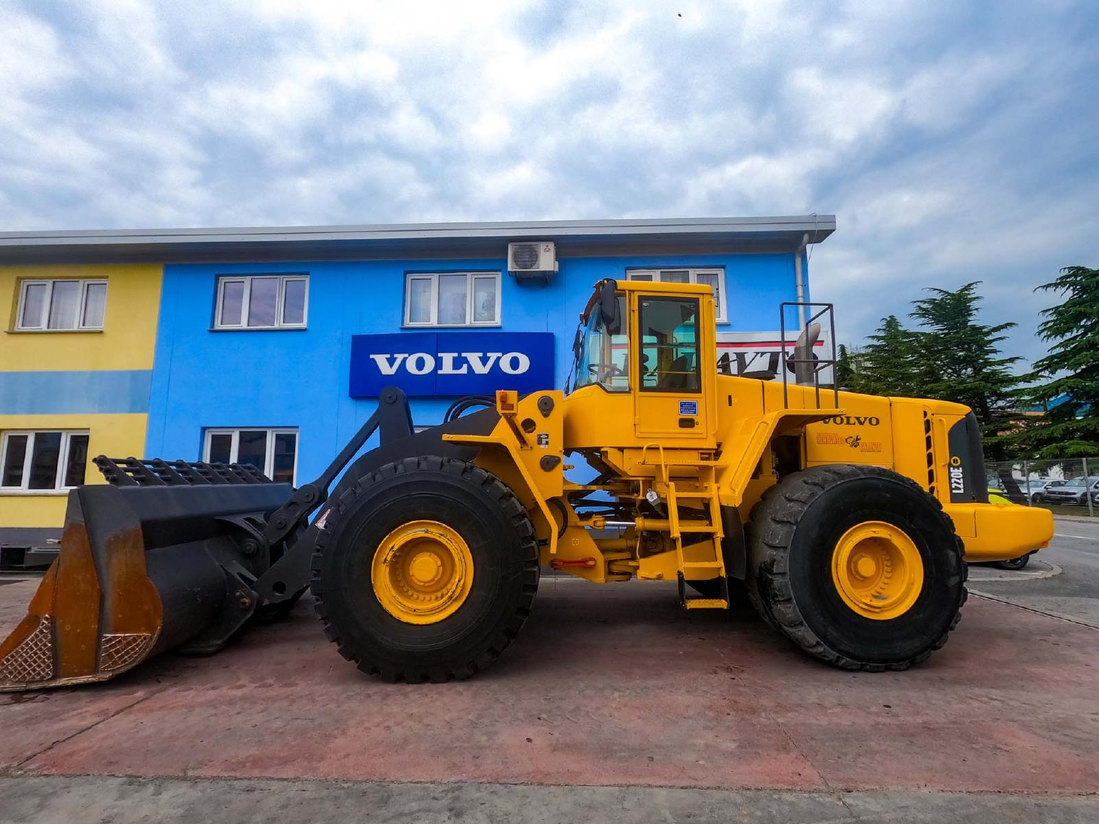 VOLVO L220 front loader