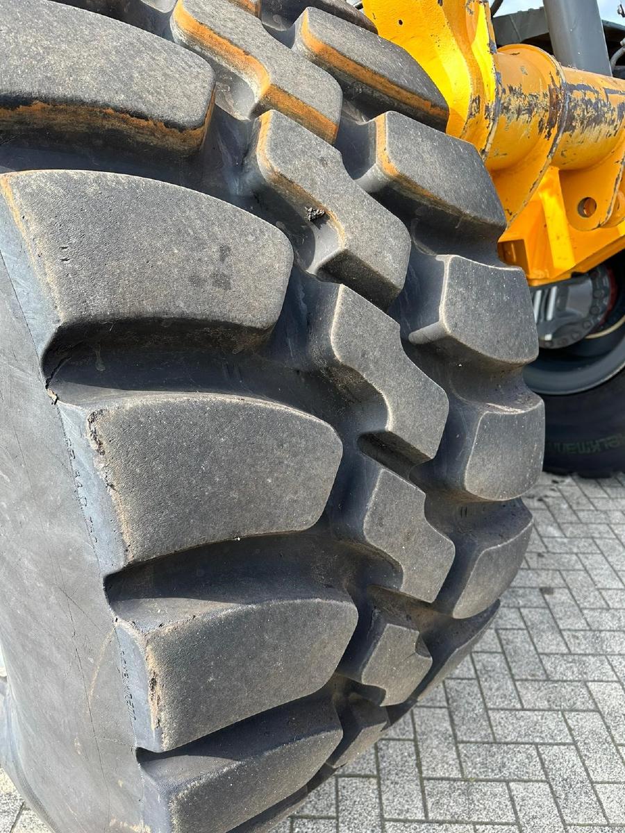 LIEBHERR L 580 front loader