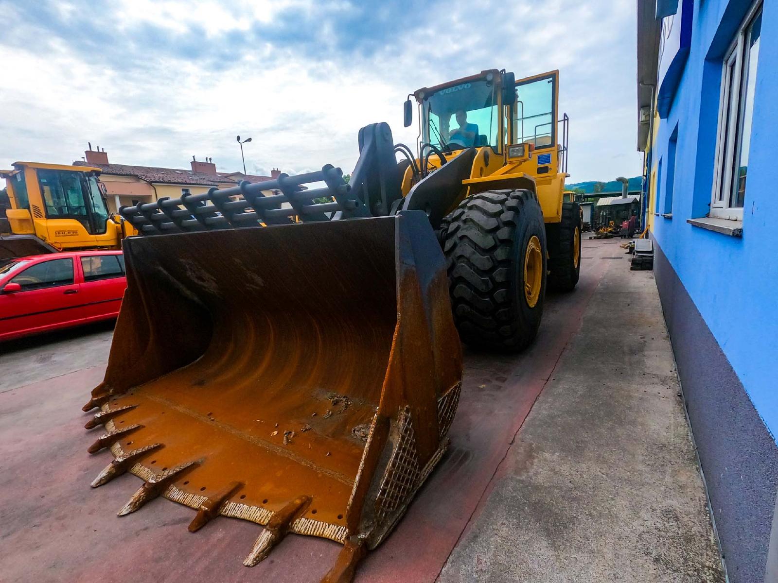 VOLVO L220 front loader