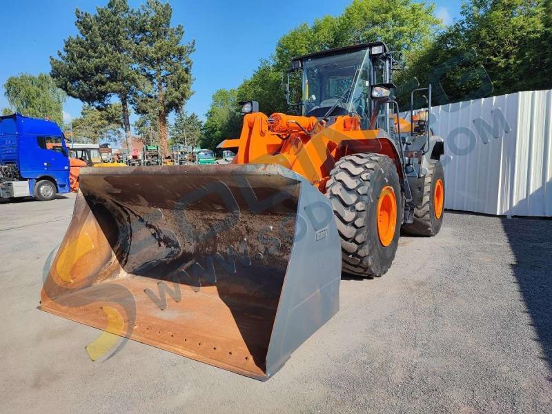 HITACHI ZW 220 front loader