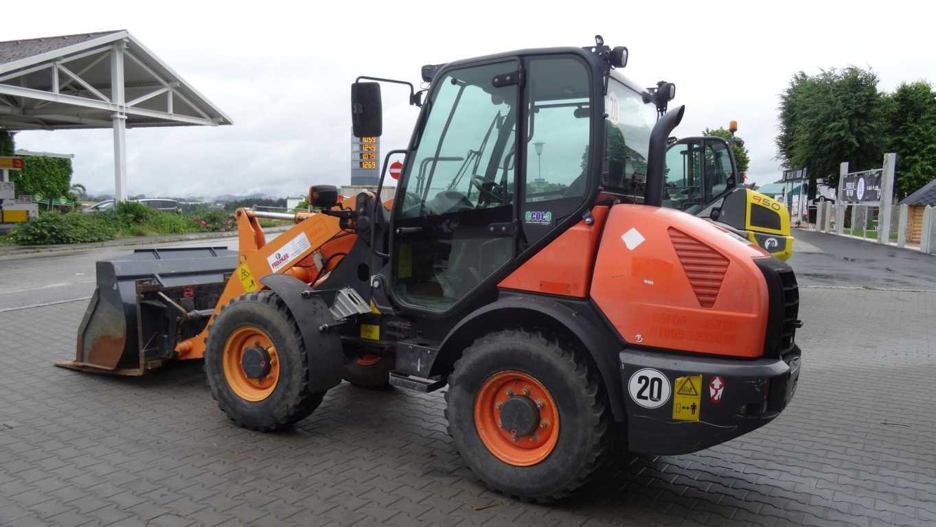 KOMATSU WA70-7 front loader