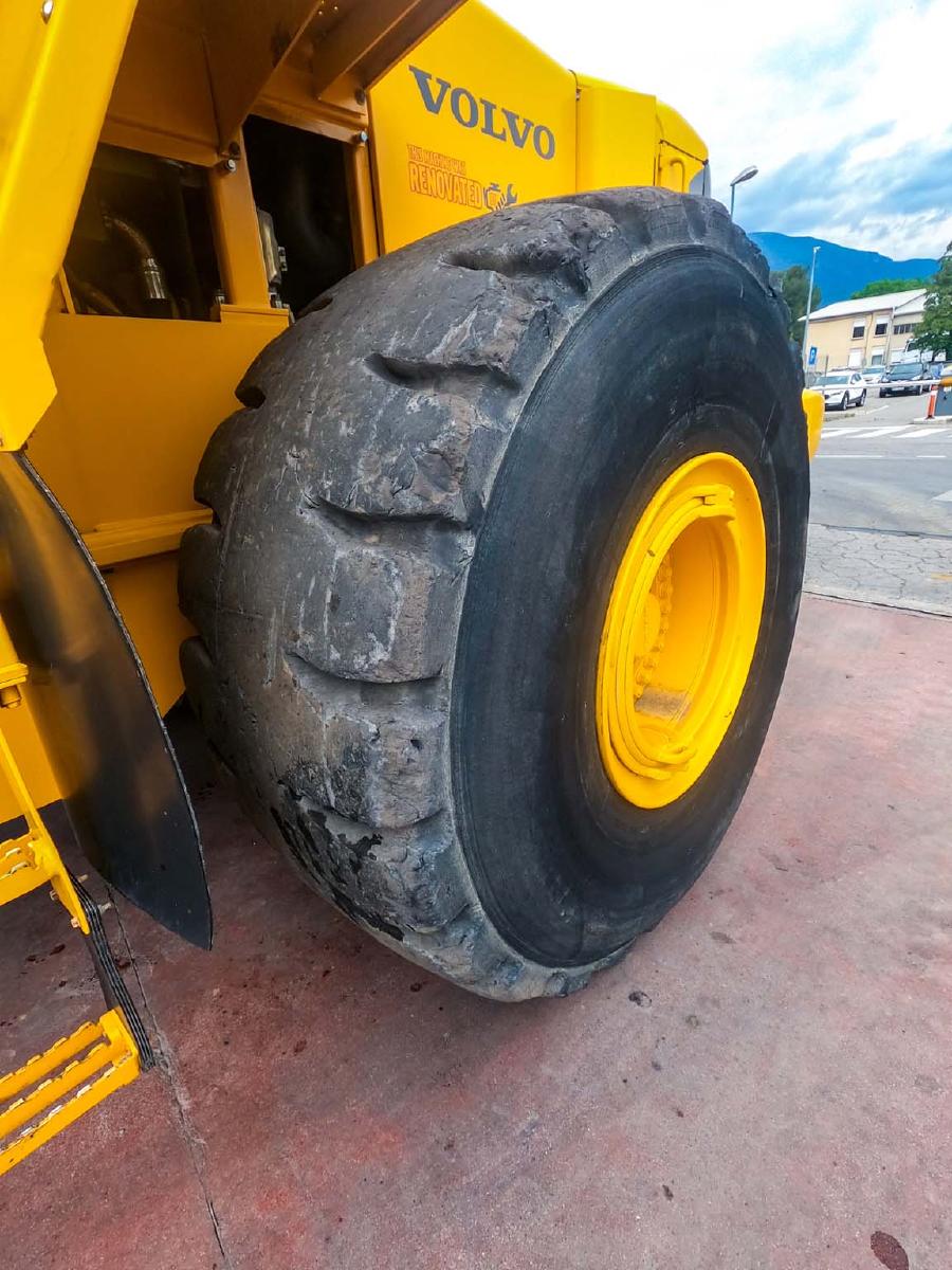 VOLVO L220 front loader