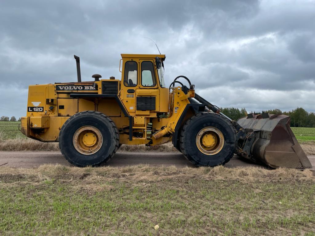 VOLVO L 120 front loader