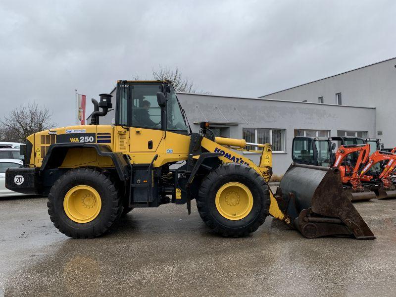 KOMATSU WA250-5 front loader