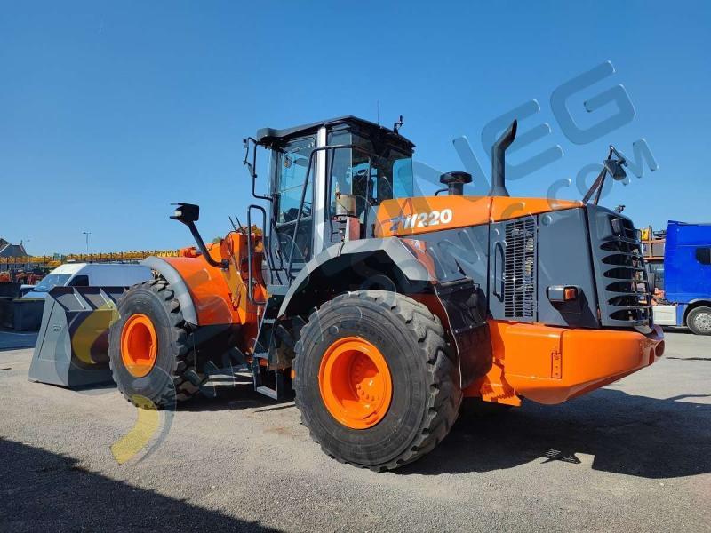 HITACHI ZW 220 front loader